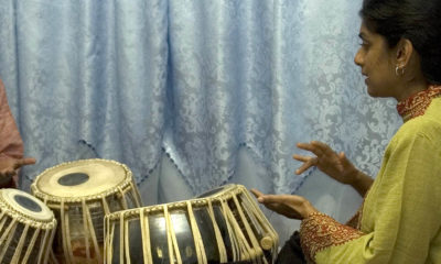 Chris Pereji playing tabla drums with apprentice Nisha Purushotham. Photo by Maggie Holtzberg.