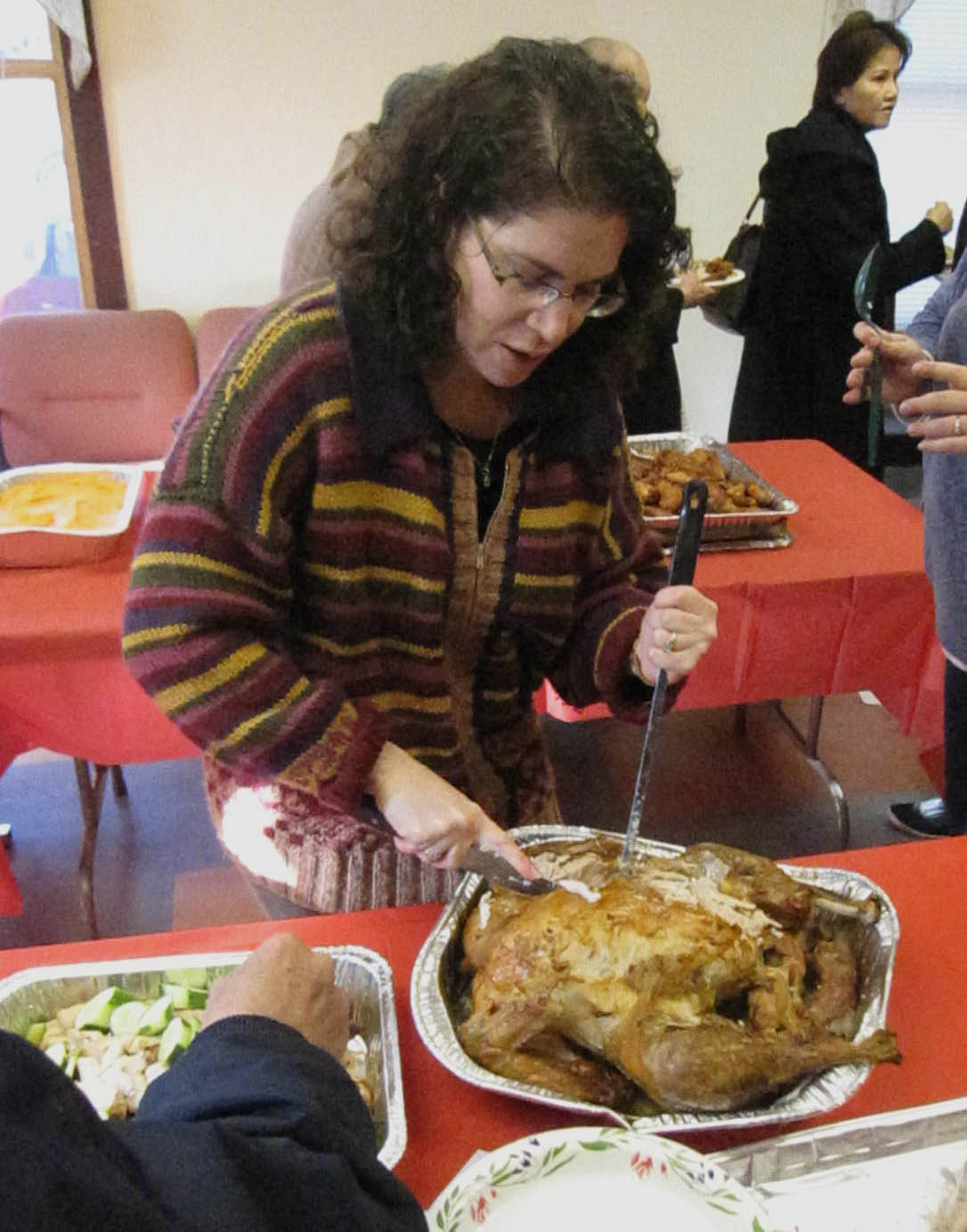 Emily Weitzman Rosenbaum carving 22-pound turkey.